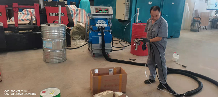 聚氨酯噴涂機(jī)多少錢一臺_聚氨酯噴涂設(shè)備生產(chǎn)廠家