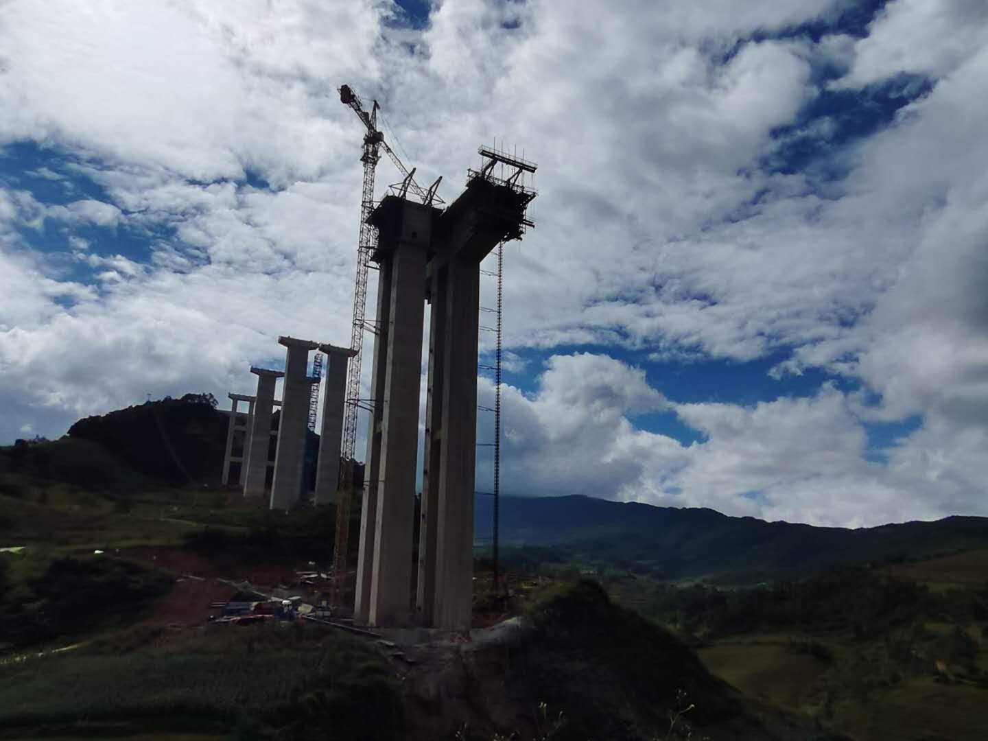 聚氨酯高架建筑模板保溫發(fā)泡 