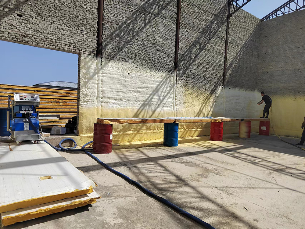 為啥大家都在用聚氨酯發泡機進行冷庫保溫？