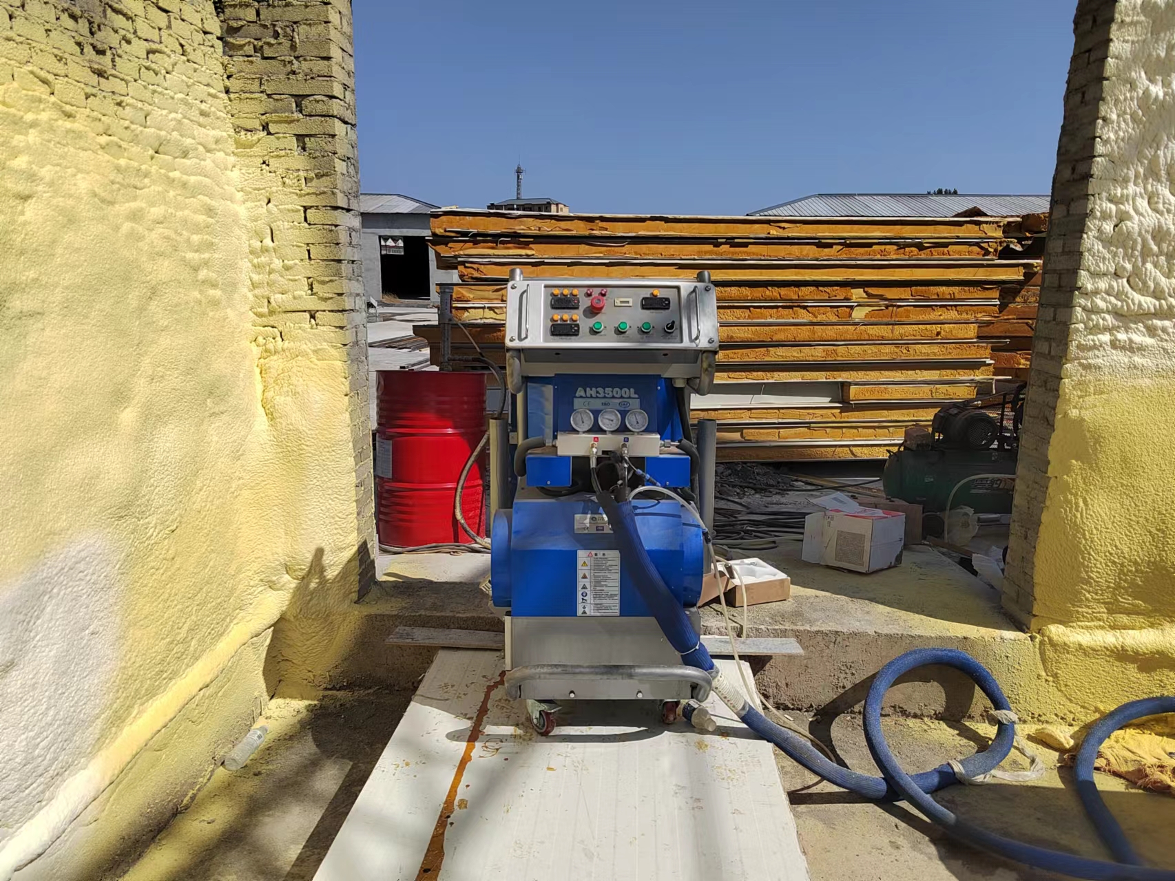 JHBW-AH3500L聚氨酯噴涂現場 JHBW-AH3500L聚氨酯噴涂現場